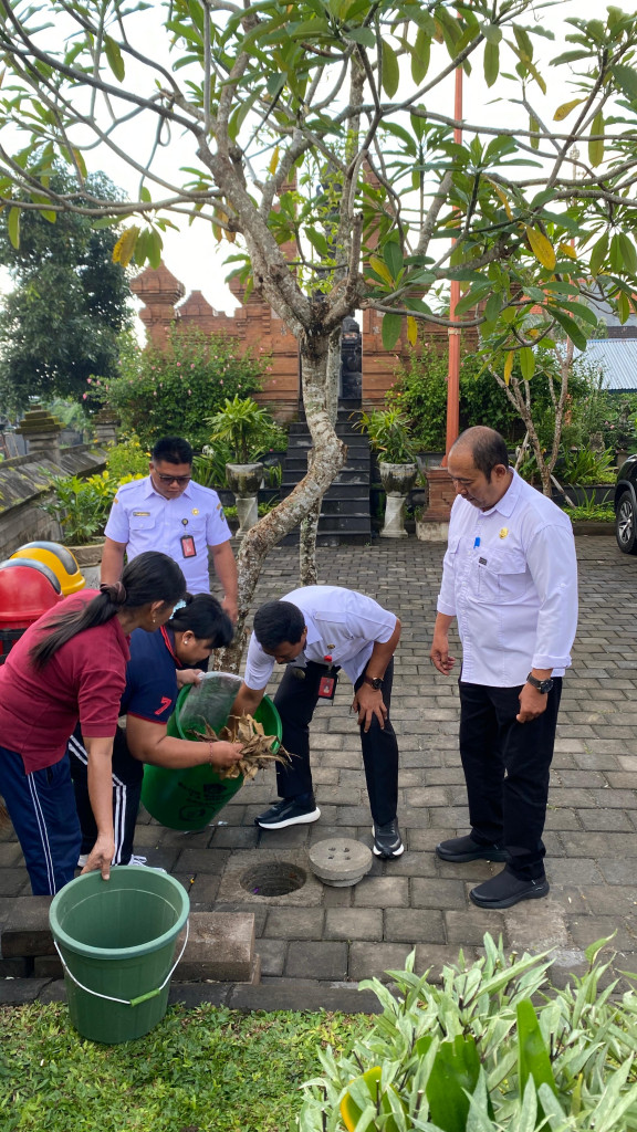Camat Kuta Utara Melaksanakan Pengelolaan Sampah Organik di Aeral Kantor Camat yang sering disebut sebagai Teba Modern